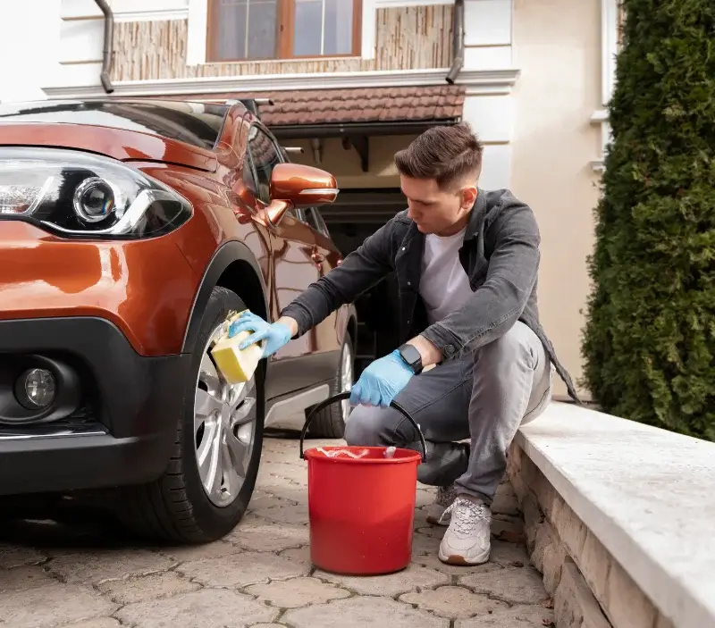 Lavage auto à domicile Villeneuve-Lécussan : professionnel intervenant sur un véhicule
